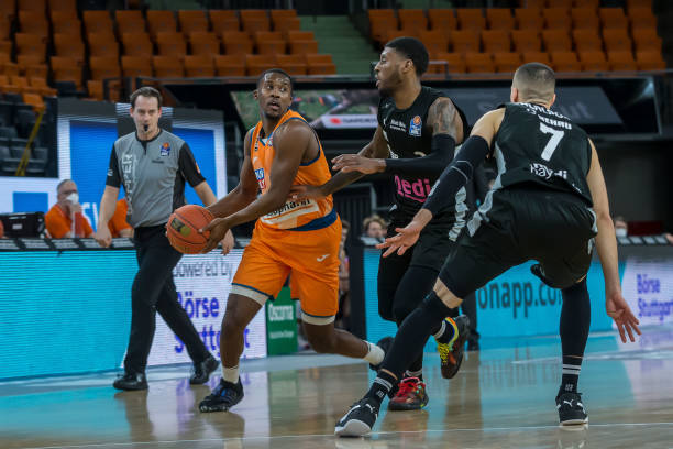 同时保持自 同时保持自